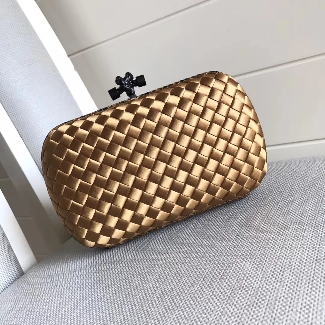 The latest and most popular Knot clutch from the 8651 counter is made of exquisite Japanese silk fabric with snakeskin piping. It looks elegant when worn cross-body or in the hand. It can also be carried by petite girls and can hold 2 iPhone X phones. Size: 20cm*12cm